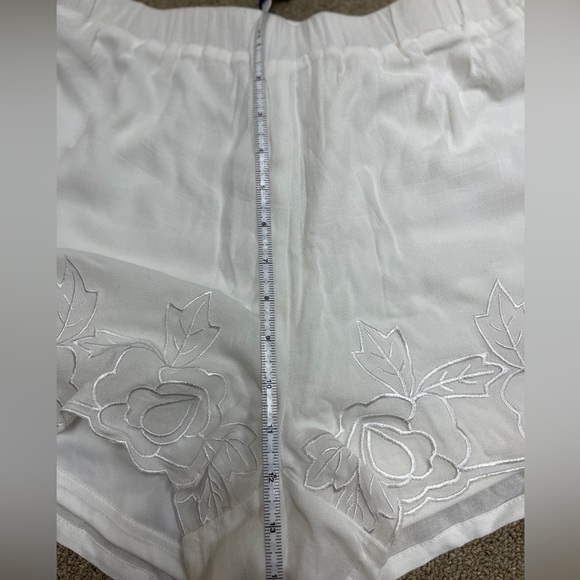 Glamorous: White Embroidered Floral Short, Size M - Picture 5 of 8
